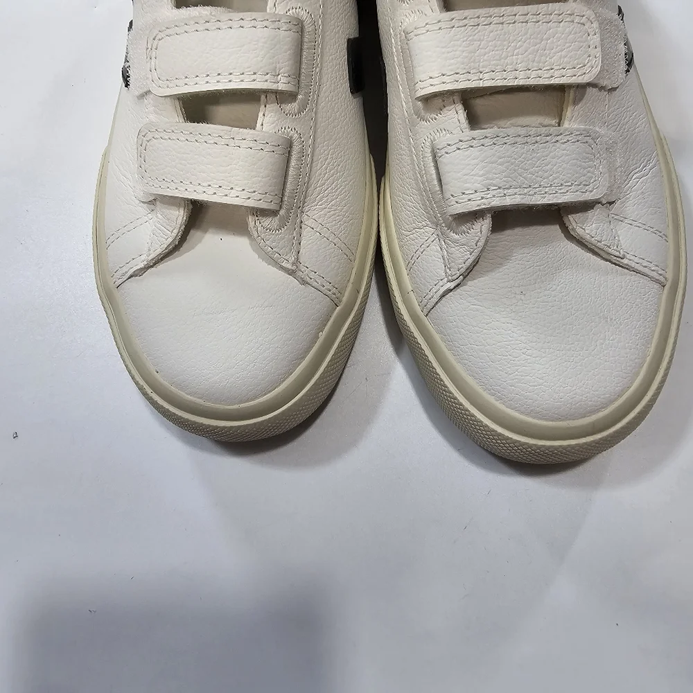 Veja Recife Sneaker in Extra White & Black - Picture 5 of 10